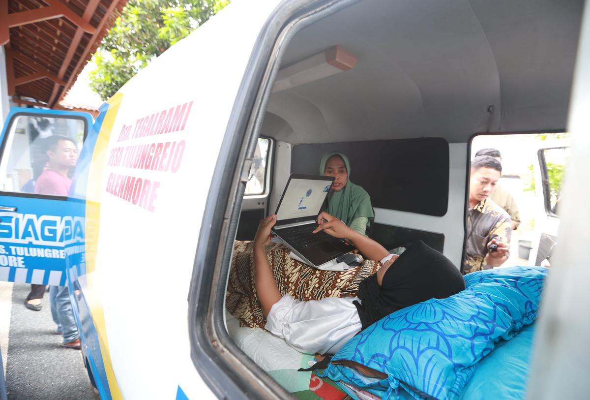 Titin Ujian di Dalam Ambulans