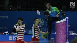 Ganda putra Indonesia, Kevin Sanjaya Sukomuljo/Marcus F Gideon melakukan protes ke wasit saat lawan Mads Conrad Petersen/Mads Pieter Kolding (Denmark)di 8 besar Indonesia Open 2018, Istora GBK, Jumat (6/7). (Liputan6.com/Helmi Fithriansyah)
