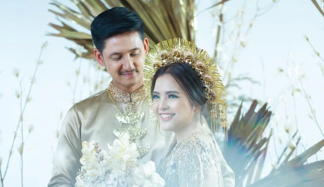 Tasya Kamila dan Randi Bachtiar telah bertunangan pada 1 Juli 2018 lalu. Sempat mengunggah foto prewedding yang bernuansa adat Minang, kini terungkap soal tanggal pernikahan mereka. (Instagram/tasyakamila)