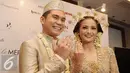 Senyum bahagia Acha Septriasa dan Vicky Kharisma usai resmi menjadi suami istri,Jakarta (11/12). Vicky memuji istrinya dengan menyatakan bahwa Acha adalah wanita baik. (Liputan6.com/Helmi Afandi)