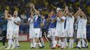 Pemain Argentina memberikan aplaus kepada penonton usai ditaklukkan Brasil pada laga Copa America 2019 di Stadion Mineirao, Rabu (3/7). Brasil menang 2-0 atas Argentina. (AP/Eugenio Savio)