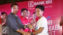 Menpora Imam Nahrawi didampingi Direktur Konsumer BRI Sis Apik Wijayanto menyerahkan raket secara simbolik kepada peserta dalam acara bertajuk BRI Berbagi Raket Juara Road to The Mext Champions di Jakarta, Sabtu (1/10). (Liputan6.com/Immanuel Antonius)