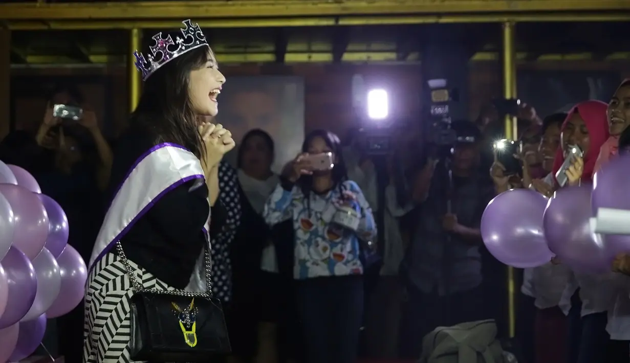 Kebahagiaan Prilly Latuconsina terus datang beruntun hari-hari ini. Setelah Jumat (14/10) malam Prilly menyabet sebagai Aktris Terfavorit ajang bergengsi Panasonic Gobel Awards, ia mendapatkan banyak kejutan di ultahnya. (Bambang E. Ros/Bintang.com)