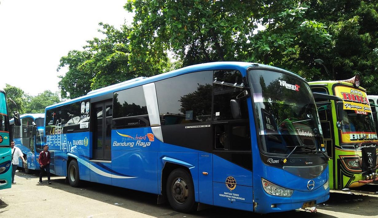 New Armada BRT merupakan big bus yang digunakan untuk angkutan transportasi dalam kota (city bus). Tampilannya terlihat seperti bus-bus eropa dengan paras seperti bus lama. Keunikan dari bus ini adalah kaca spion kanan dan kiri yang berbeda. (Source: Flickr/Tim Fotografi Bus Ibukota)