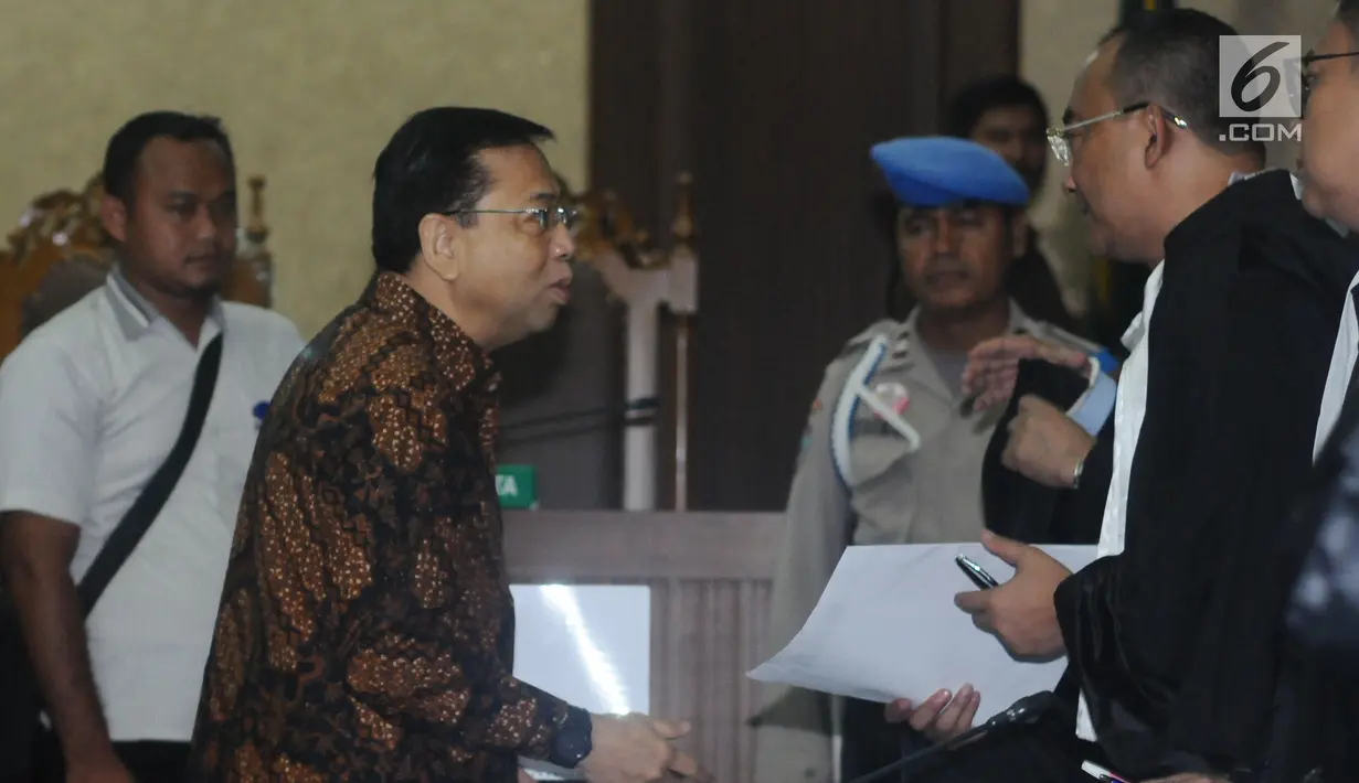 Terdakwa dugaan korupsi proyek E-KTP Setya Novanto (kedua kiri) berbincang dengan kuasa hukumnya usai sidang lanjutan di Pengadilan Tipikor, Jakarta, Kamis (28/12). Sidang mendengar tanggapan eksepsi dakwaan JPU. (Liputan6.com/Helmi Fithriansyah)