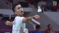 Tunggal putra Indonesia, Anthony Sinisuka Ginting mengembalikan kok ke arah pemain Jepang, Kento Momota pada semifinal Bulutangkis Beregu Putra Asian Games 2018 di Jakarta, Selasa (21/8). (Liputan6.com/Helmi Fithriansyah)