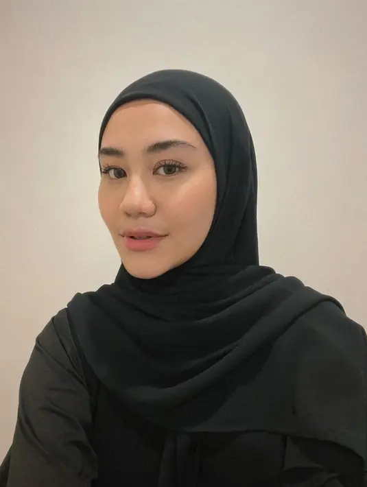 Beda dengan biasanya, kali ini Aaliyah Massaid tampil cantik dengan pakaian serba hitam, termasuk baju dan hijabnya