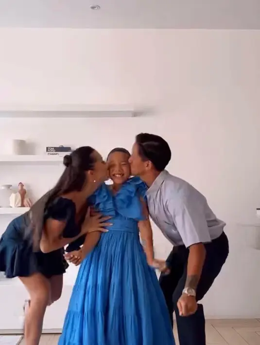 Jennifer dengan bodycon dress nuansa navy, sementara Irfan mengenakan kemeja biru muda.