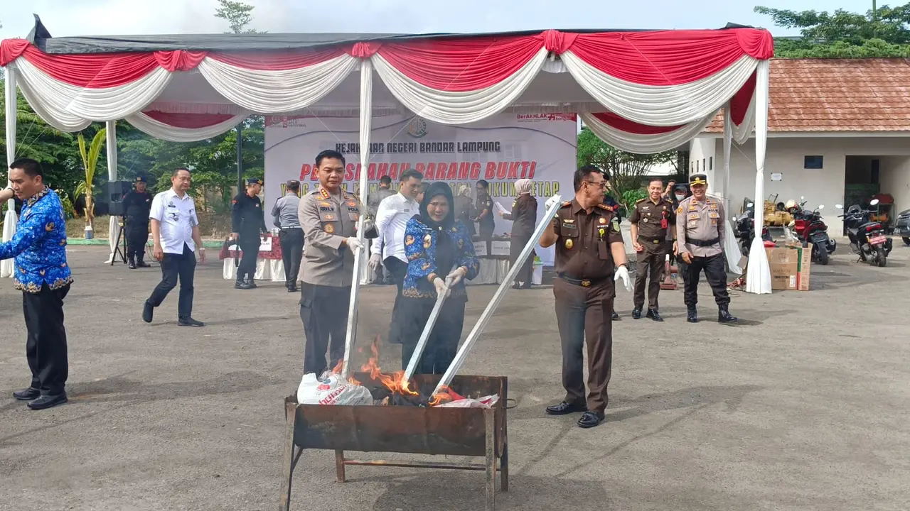Pemusnahan barang bukti ganja dengan cara dibakar di Kejari Bandar Lampung.  Foto : (Liputan6.com/Ardi).