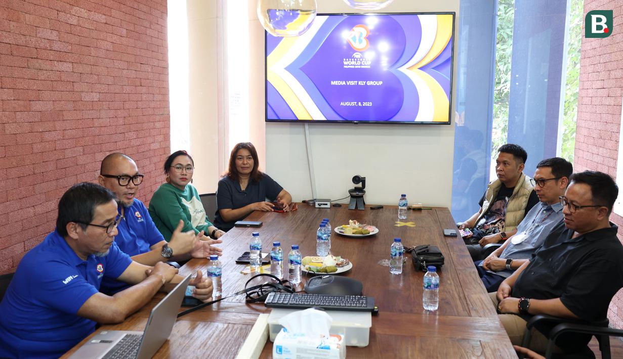 Suasana pertemuan perwakilan LOC Panitia Lokal FIBA World Cup 2023 dengan petinggi redaksi KLY di Kantor KLY Group, Gondangdia, Jakarta, Selasa (8/8/2023).