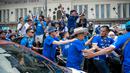 Ribuan bobotoh memadati kota Bandung dalam pawai juara BRI Super League musim ini di Kota Bandung, Minggu (24/05/2026) pagi WIB. (Bagaskara Lazuardi/Bola.com)(Bagaskara Lazuardi/Bola.com)
