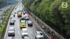Pengendara motor melintasi Gerbang Tol Lenteng Agung 2 di Tanjung Barat, Jakarta, Rabu (1/1/2020). Banjir yang menggenangi Jalan TB Simatupang menyebabkan akses bagi pengendara terputus sehingga membuat arus lalu lintas seluruh kendaraan dialihkan melalui jalan tol. (Liputan6.com/Immanuel Antonius)