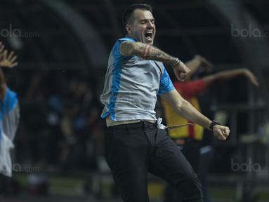 Pelatih Bhayangkara FC, Simon McMenemy, merayakan kemenangan atas Bali United pada laga Liga 1 Indonesia di Stadion Patriot, Bekasi, Jumat (29/9/2017). Bhayangkara menang 3-2 atas Bali. (Bola.com/Vitalis Yogi Trisna)