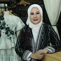 Desainer hijab ini siap mempertunjukkan busana di International Fashion Week. (Sumber foto: Henry/Bintang.com)
