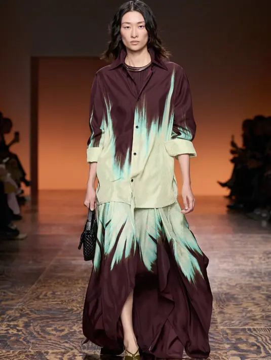 Dengan sweaterm coat, rok flowy, hingga gaun, semua menghadirkan siluet baju sehari-hari namun diberi sentuhan unik yang menjanjikan mulai dari bentuk, styling bertumpuk, dan upaya sempurna lainnya.  [Foto: Bottega Veneta.dok]
