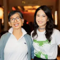 Dian Sastrowardoyo mengunggah potret bersama sang ibunda yang tampil masih stylish. Keduanya kompak mengenakan pakaian serba putih. [@therealdisastr]