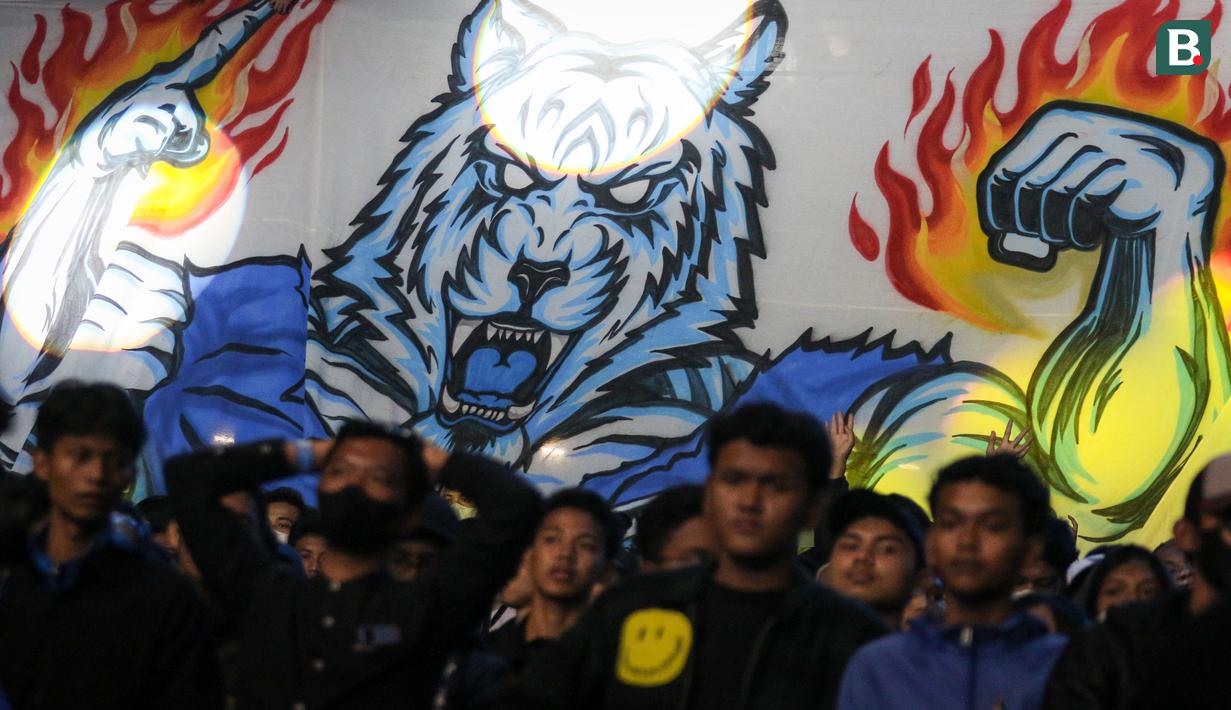 <p>Pendukung Evos memberikan dukungan untuk timnya saat grand final Free Fire Indonesia Masters 2022 Fall yang berlangsung di FFIM Stadium, Studio RCTI+, Kebon Jeruk, Jakarta, Minggu (23/10/2022). (Bola.com/Bagaskara Lazuardi)</p>