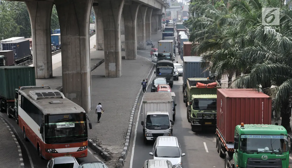 Kemacetan arus kendaraan saat melintas di Jalan Yos Sudarso arah Pelabuhan Tanjung Priok, Jakarta, Kamis (12/7). Lambatnya proses masuk menuju pelabuhan juga menjadi salah satu penyebab kemacetan. (Merdeka.com/Iqbal S. Nugroho)