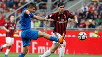 Bek AC Milan, Alessio Romagnoli berebut bola dengan pemain Fiorentina Giovanni Simeone saat bertanding pada lanjutan Liga Serie A Italia di stadion San Siro (20/5). Rossoneri memastikan tiket ke Liga Europa pada musim mendatang. (AP Photo/Antonio Calanni)