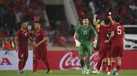 Timnas Vietnam setelah mengalahkan Malaysia 1-0 di Stadion My Dinh, Hanoi (10/10/2019). (AFP/Manan Vatsyayana)