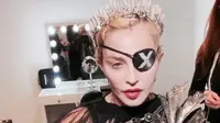 Madonna pakai aksesori rancangan Rinaldy Yunardi (Instagram @madonna)