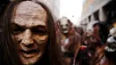 Sorang pria mengenakan kostum Krampuss selama parade di Munich, Jerman, Minggu (13/12). Menurut legenda setempat, Krampuss merupakan sosok iblis yang sangat menyeramkan. (REUTERS/Michael Dalder)