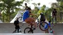 Beberapa anak mencoba memainkan sepeda di area RTH Kalijodo, Rabu (20/6). Banyaknya pilihan permainan buat anak-anak menjadikan RTH Kalijodo memiliki daya tersendiri untuk menghabiskan waktu libur bersama keluarga. (Lipiutan6.com/Helmi Fithriansyah)