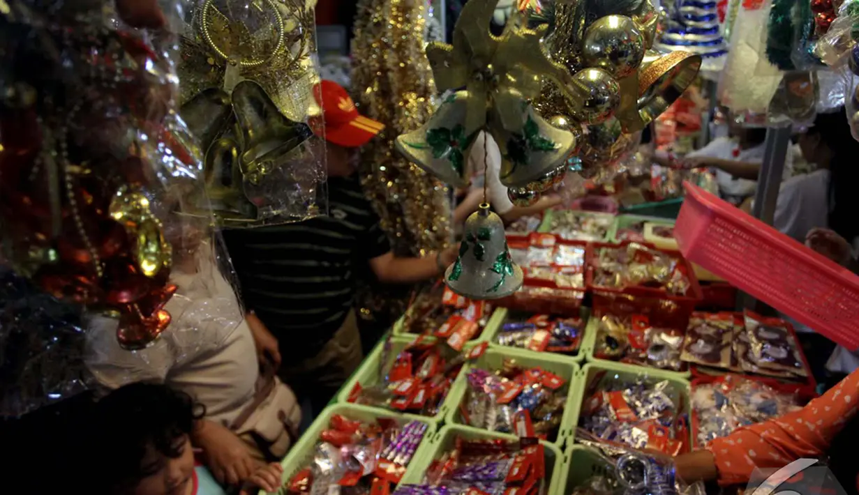 Menjelang hari raya Natal, umat Kristiani mulai memadati pusat perbelanjaan untuk membeli pernak-pernik hiasan pohon Natal, Jakarta, Sabtu (13/12/2014). (Liputan6.com/Johan Tallo)