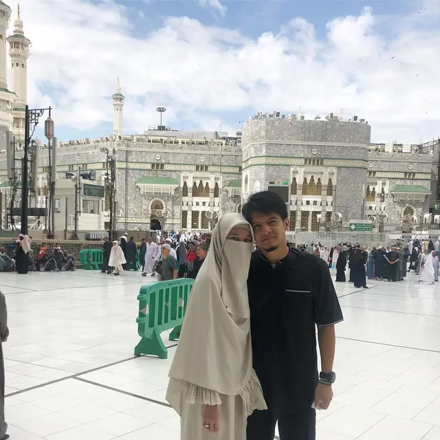 Perdana Puasa Sendiri, Ini 6 Kenangan Dhini Aminarti dan Dimas Seto Umroh Bareng
