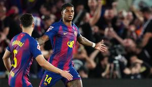 Pemain Barcelona, Marcus Rashford, merayakan gol pembuka dalam pertandingan Liga Spanyol melawan Real Madrid di Camp Nou, Spanyol, Senin (11/5/2026) dini hari WIB. (AP Photo/Joan Mateu Parra)