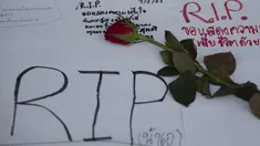 Mawar ditempatkan pada pesan belasungkawa untuk korban penembakan massal di mal Terminal 21 Korat di Nakhon Ratchasima, Thailand, Senin, (10/2/2020). Seorang tentara Thailand, Jakraphanth Thomma, mengamuk dan memberondong pengunjung mal Terminal 21 di Korat dengan senapan. (AP Photo/Sakchai Lalit)