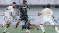 Gelandang Dewa United, Ricky Kambuaya mendapatkan pengawalan ketata dari dua pemain Barito Putera dalam lanjutan BRI Liga 1 2023/2024, Selasa (6/2/2024). (Dok. Dewa United)