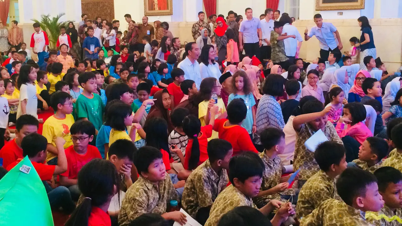 Presiden Jokowi mengajak sekitar 300 anak-anak untuk bermain di halaman belakang Istana Merdeka, Jakarta.
