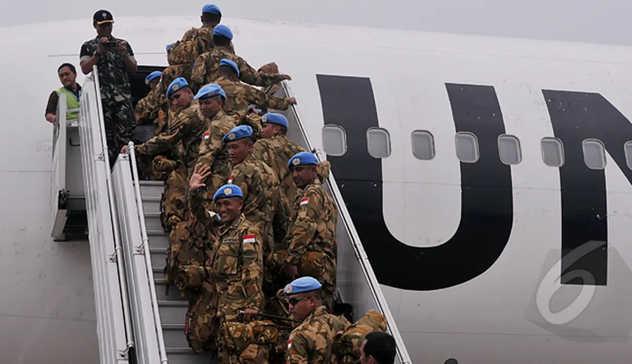 Para prajurit TNI yang tergabung dalam pasukan perdamaian menaiki pesawat PBB. TNI mengirimkan personel sebanyak 800 prajurit untuk ditempatkan di daerah konflik Darfur, Jakarta, Jumat (20/2/2015).(Liputan6.com/Johan Tallo)