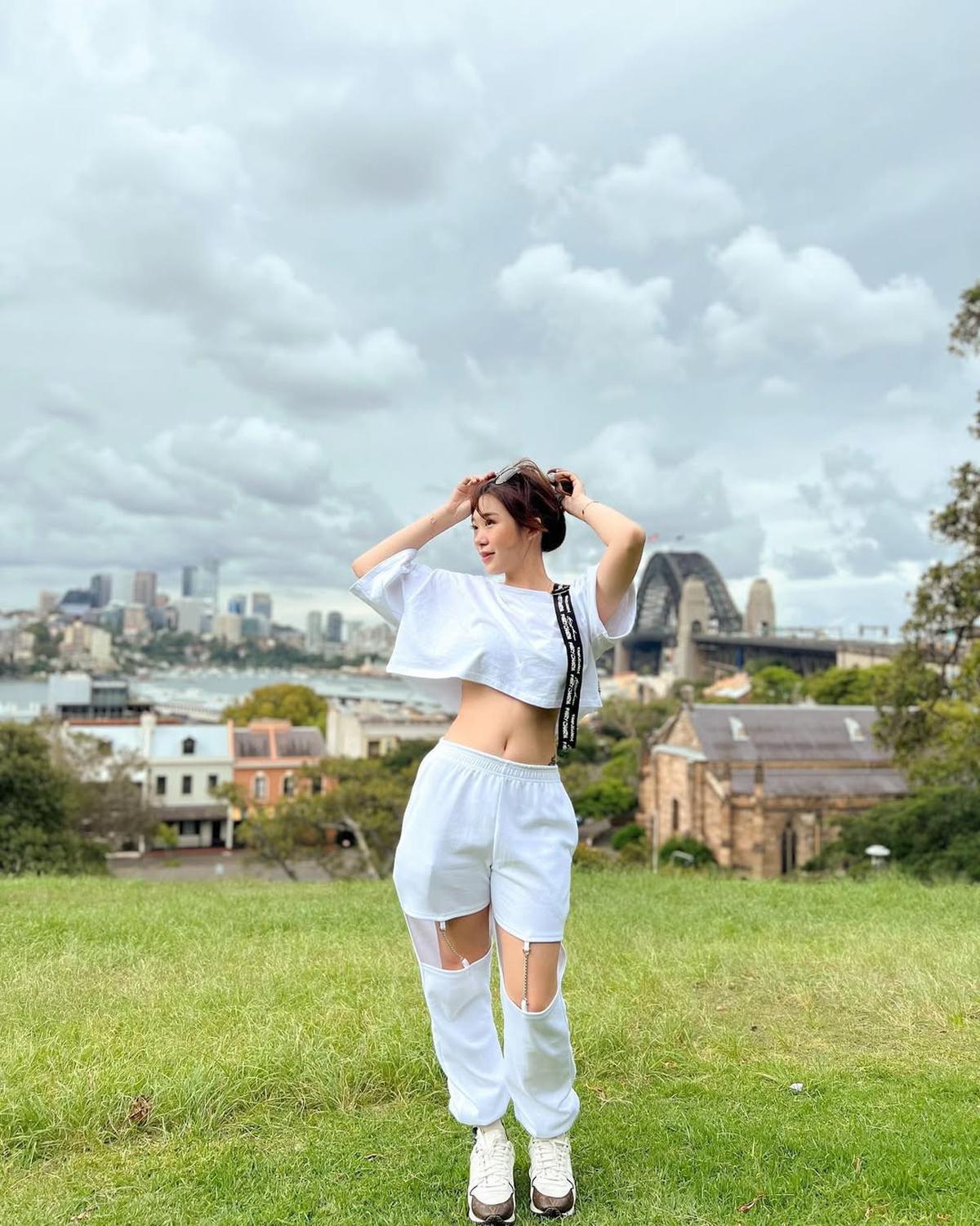 Potret Livy Renata dengan Outfit Casual, Dari Pakai Hoodie hingga Tanktop