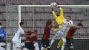 Kiper Republik Ceska, Tomas Vaclik (atas) berhasil menangkap bola dari ancaman pemain Albania dalam laga uji coba menjelang Euro 2020 di Praha, Republik Ceska, Selasa (8/6/2021). Republik Ceska menang 3-1 atas Albania. (AFP/Michal Cizek)