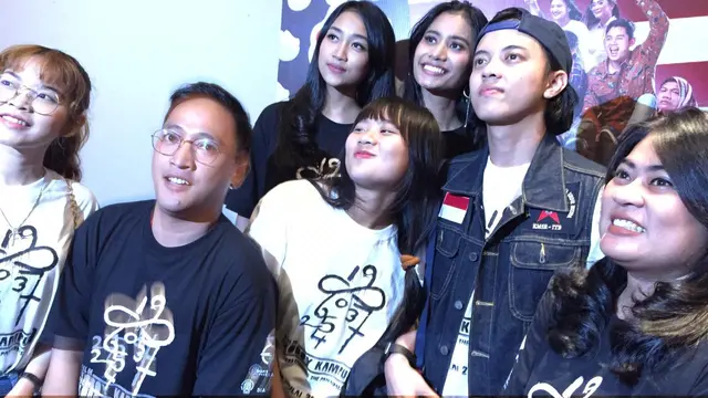 Pemain dan kru film Koboy Kampus nonton bareng penggemar di Banjarmasin, Kalimantan Selatan.