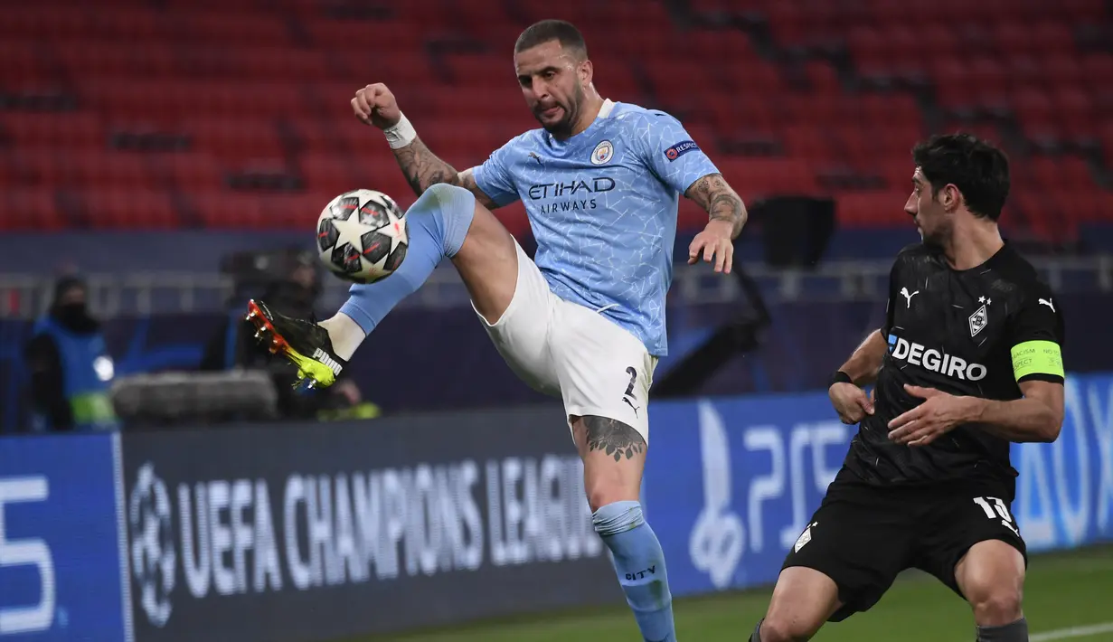 Bek Manchester City, Kyle Walker (Kiri) dan gelandang Borusia Monchengladbach, Lars Stindl bersaing memperebutkan bola pada leg pertama 16 besar Liga Champions di Puskas Arena, Kamis (25/2/2021) dini hari WIB. Man City tekuk tuan rumah Borusia Monchengladbach 2-0. (Attila KISBENEDEK / AFP)