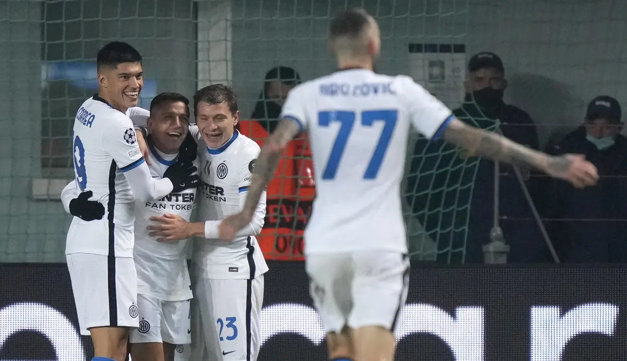 Inter Milan berhasil menang 3-1 atas tuan rumah Sheriff Tiraspol dalam laga yang digelar di Bolshaya Sportivnaya Arena, Rabu (3/11/2021). Atas kemenangan ini Inter naik ke posisi kedua klasemen Grup D dengan 7 poin, tertinggal 2 poin dari Real Madrid di puncak Klasemen. (AP/Dmitri Lovetsky)