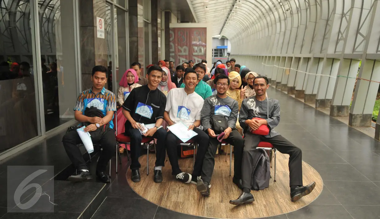 Sejumlah peserta menunggu giliran dalam audisi Q Academy di studio 1 Indosiar, Jakarta, Sabtu (14/5). Ratusan peserta mengikuti audisi Q Academy 2016 di Studio 1 Indosiar. (Liputan6.com/Gempur M Surya)