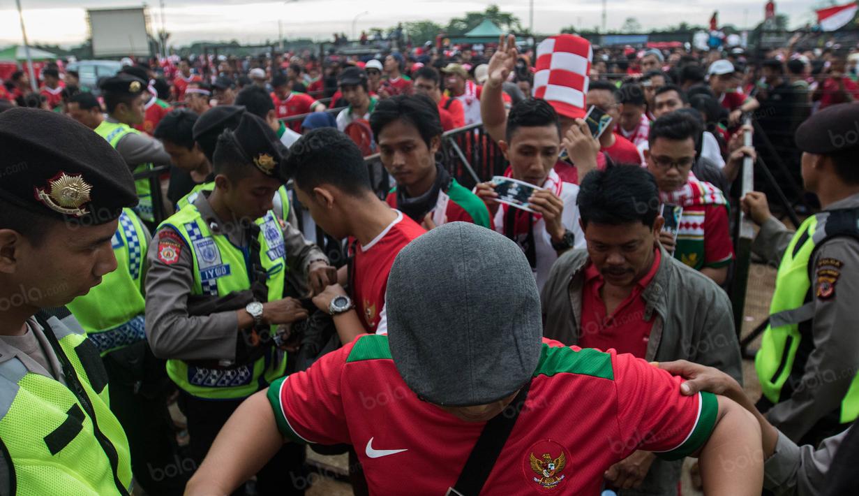 Puluhan ribu warga tertib antri untuk mendukung Timnas Indonesia yang akan bertanding melawan Vietnam di Stadion Pakansari, Jawa Barat, Sabtu (3/12/2016). (Bola.com/Vitalis Yogi Trisna)