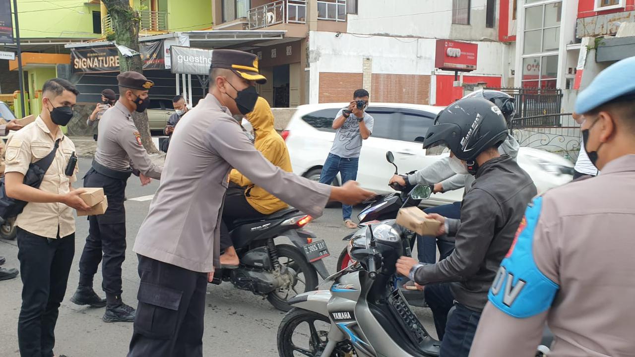 Wakapolres Garut Kompol Yopy M. Suryawibawa, bersama para anggota Polres Garut tengah membagikan paket takjil gratis bagi pengguna jalan, Senin (4/4/2022) petang.