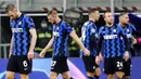 Para pemain Inter Milan tampak kecewa usai bermain imbang melawan Shakhtar Donetsk pada laga Liga Champions di Stadion Giuseppe Meazza, Kamis (10/12/2020). Inter Milan gagal melaju ke babak 16 besar karena hanya menjadi juru kunci di grup B. (AP/Antonio Calanni)