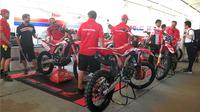 Tim Honda Racing Corporate (HRC) dan Astra Honda Racing Team (AHRT) jelang MXGP 2019 di Semarang, Minggu (14/7/2019). (Bola.com/Benediktus Gerendo Pradigdo)