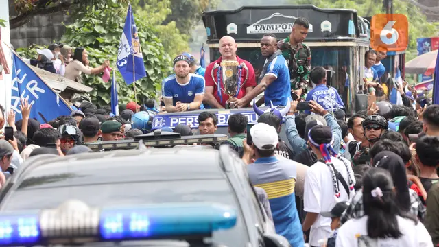 Foto: Perjuangan Pemain Persib Menembus Adangan Ribuan Bobotoh Menuju Rumah Haji Umuh