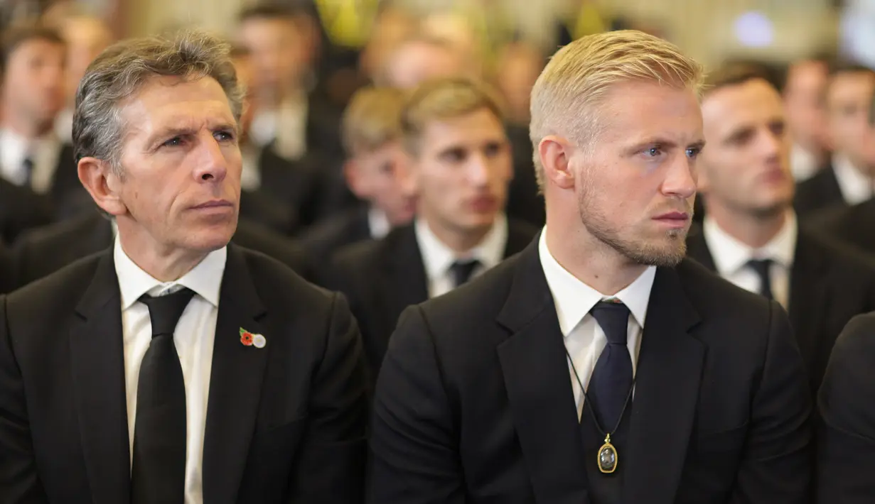 Pelatih Leicester, Claude Puel, bersama Kesper Schmeichel, menghadiri upacara pemakaman Vichai Srivaddhanaprabha di Bangkok, Minggu (4/11). Pria asal Thailand itu meninggal dunia akibat kecelakaan helicopter. (AFP/HO)