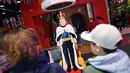 Pembeli mengambil gambar figur LEGO ukuran penuh yang menggambarkan Raja Inggris Charles III di toko mainan Hamleys di pusat kota London pada 27 April 2023. (JUSTIN TALLIS / AFP)