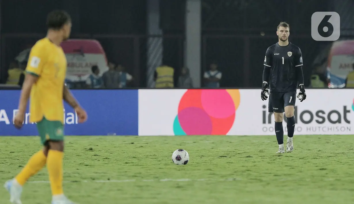 Penjaga gawang timnas Indonesia, Maarten Paes tampil gemilang. Beberapa kali, Maarten Paes menggagalkan peluang Australia di dalam kotak penalti. (Liputan6.com/Angga Yuniar)