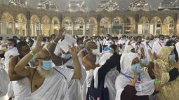 Jemaah haji mengelilingi Ka'bah di Masjidil Haram , di kota suci umat Islam Mekkah, Arab Saudi, Minggu (17/10/2021). Penurunan nasional yang signifikan dalam kasus COVID-19 dan tingkat vaksinasi yang tinggi di Kerajaan, sejumlah pembatasan akan dilonggarkan mulai hari Minggu. (AP Photo/Amr Nabil)