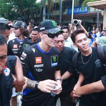 Pembalap Monster Energy Yamaha, Fabio Quartararo dan Alex Rins, tiba di SMAN 2 Mataram, Nusa Tenggara Barat (NTB), Rabu (1/10/2025). (Bola.com/M Iqbal Ichsan)